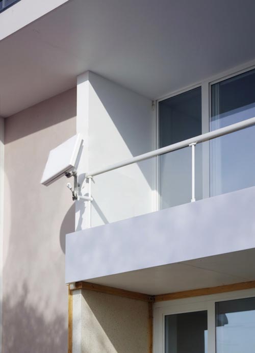 Antenna satellitare piatta moderna