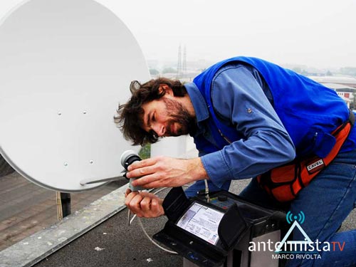 Antennista in zona: al lavoro con antenna