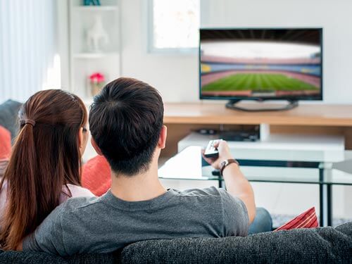 Canali tv tedeschi in Italia: coppia guarda la tv