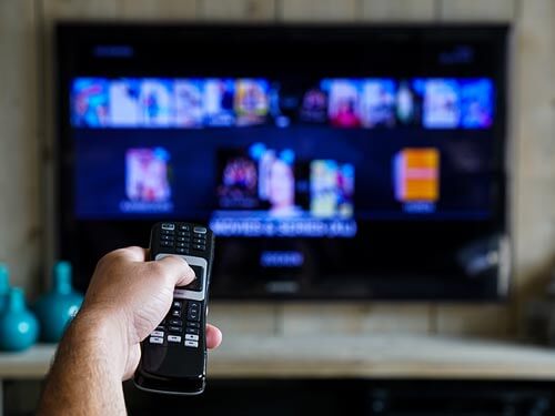 Digitale terrestre Lombardia: telecomando che punta lo schermo del televisore