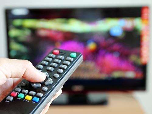 Digitale terrestre Lombardia: telecomando che punta lo schermo del televisore