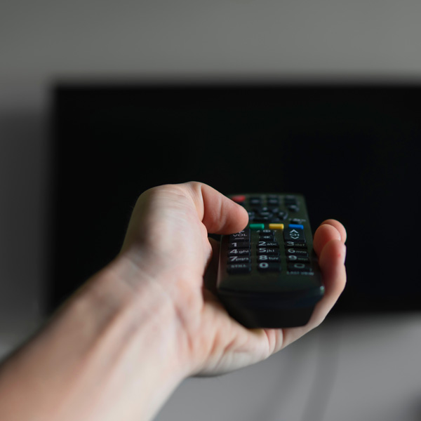 Digitale Terrestre Problemi Milano: mano con telecomando