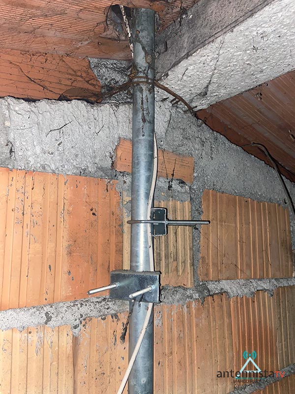 Impianti Antenna TV Milano: interno di un tetto con la base della antenna 02