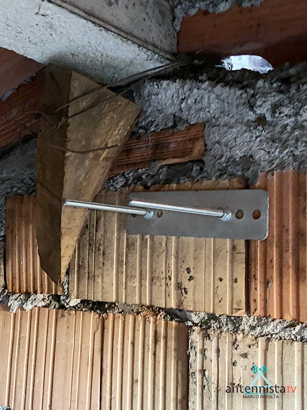 Impianti Antenna TV Milano: interno di un tetto con la base della antenna 04