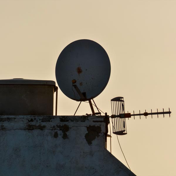 Impianti Satellitari Condominiali Milano: Vantaggi e Svantaggi Impianti Satellitari Condominiali Milano: antenna parabolica sul tetto