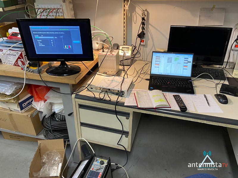 Impianto satellitare tv Milano adeguamento hotel: Scrivania con i pc che verificano le antenne