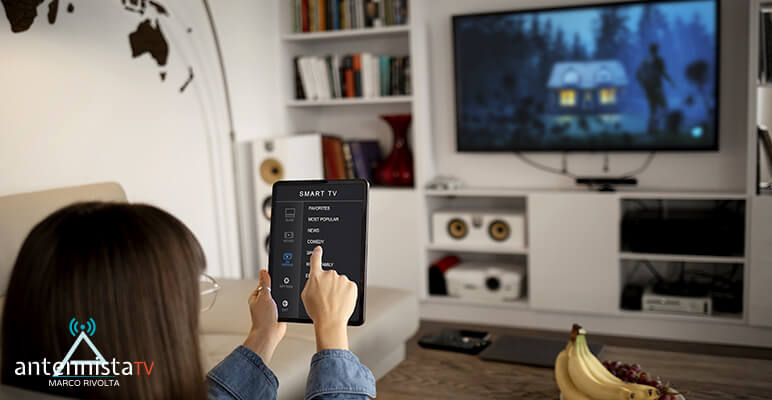 Impianto TV Casa Milano - Donna che usa la sua Smart TV