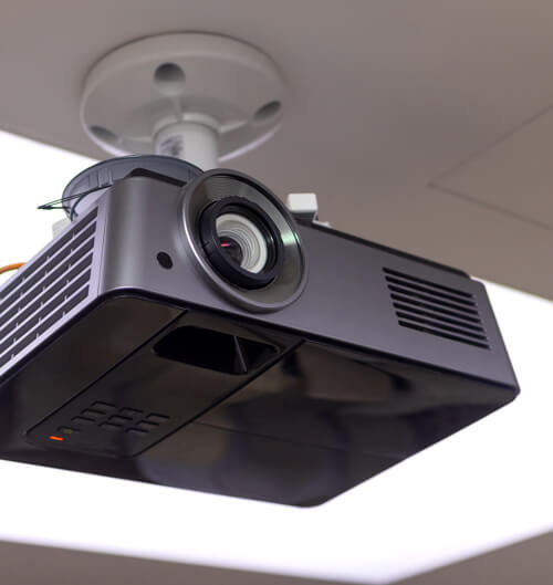 Impianto TV Milano: Creare Una Sala Cinema a Casa Tua  (Proiettore)