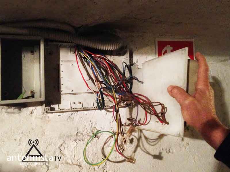 Plafoniere Led Per Scale Condominiali : Installazione plafoniere intelligenti condominio di cologno