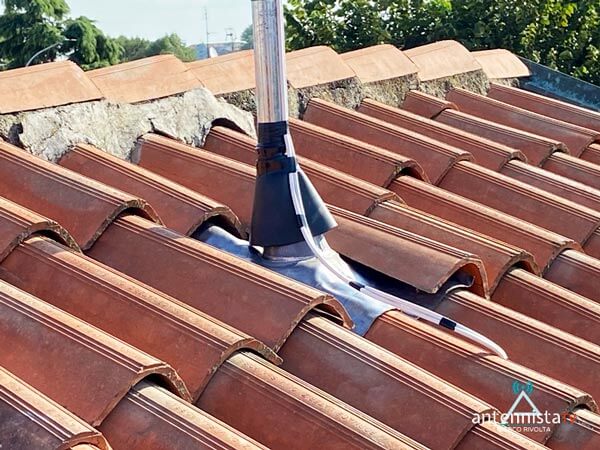 Problemi Antenna Tv Milano: dettaglio antenna danni luglio