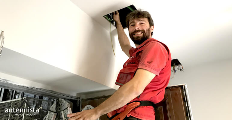 Realizzazione Impianto TV Milano - Marco Rivolta al lavoro che sorride