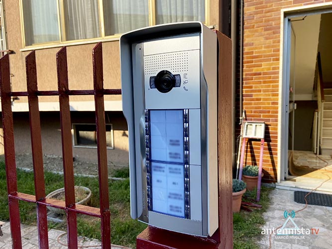 Videocitofono per condominio Milano: citofono installato