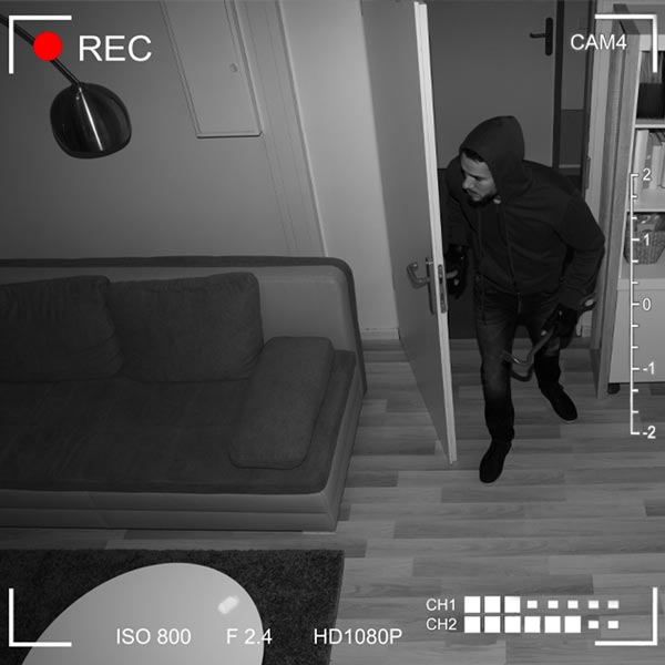 Videosorveglianza per Negozi Milano: Rapinatore che entra in casa