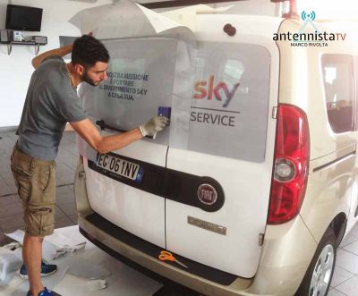 Applicazione logo e motto Sky